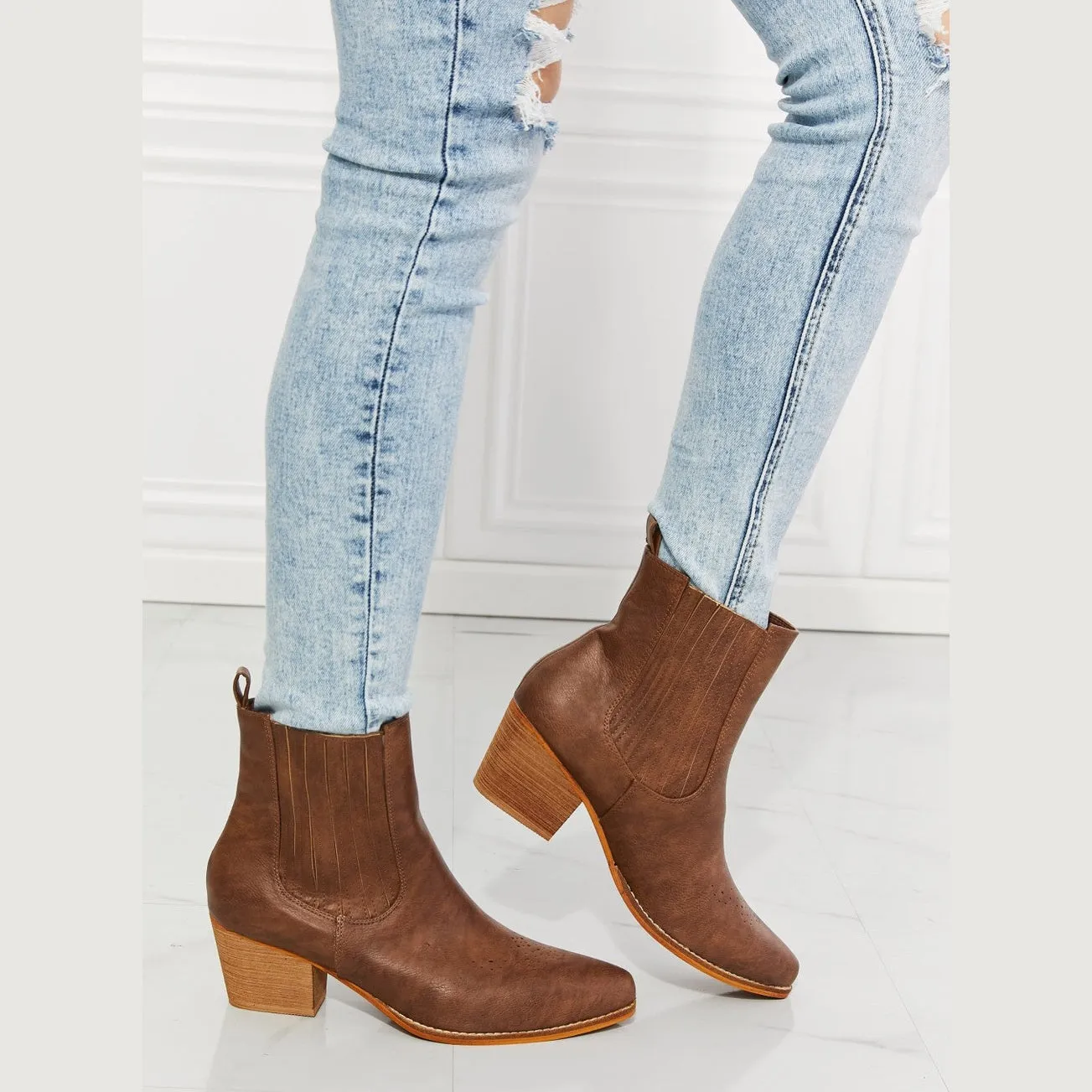 Love the Journey Stacked Heel Chelsea Boot in Chestnut