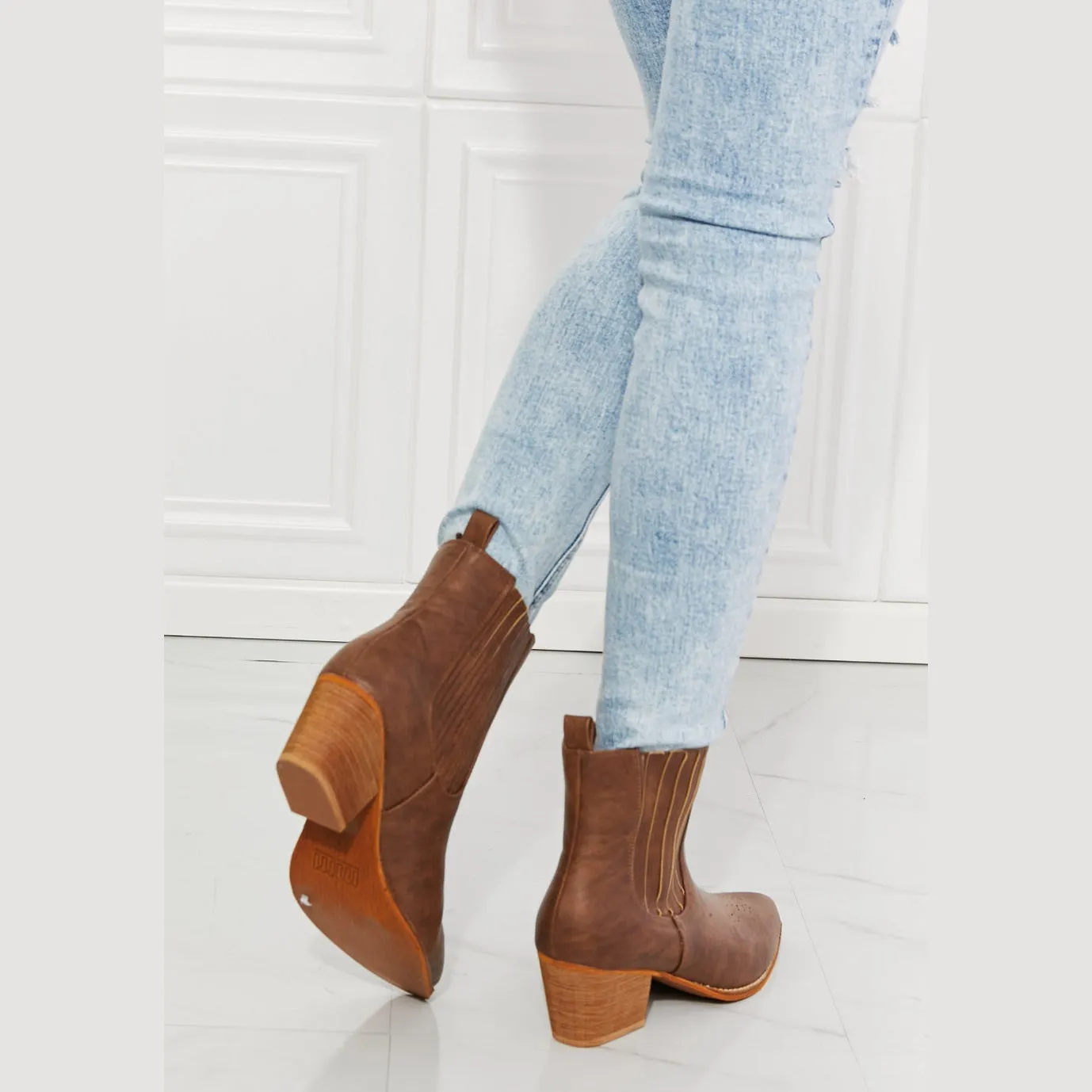 Love the Journey Stacked Heel Chelsea Boot in Chestnut